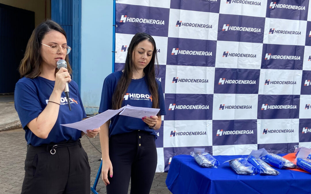 Coordenadora de DHO, Nadiesca M. dos Santos (E) e a assistente administrativa Tatiana Kremer, durante cerimonial de lançamento do Programa, em março.